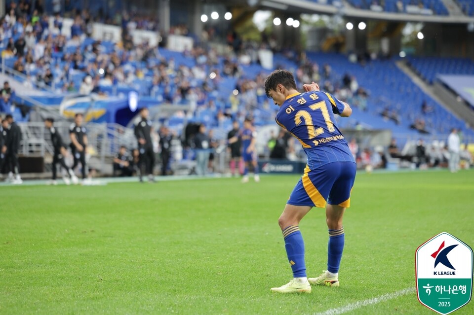 울산 HD의 이청용이 득점 후 골프 퍼팅을 떠올리는 세리머니를 펼치고 있다. /한국프로축구연맹 제공