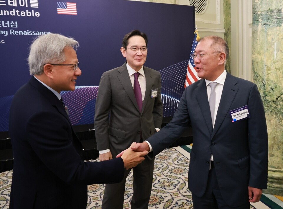 젠슨 황 엔비디아 최고경영자(CEO)와 인사 나누는 이재용 삼성전자 회장과 정의선 현대차그룹 회장./연합뉴스