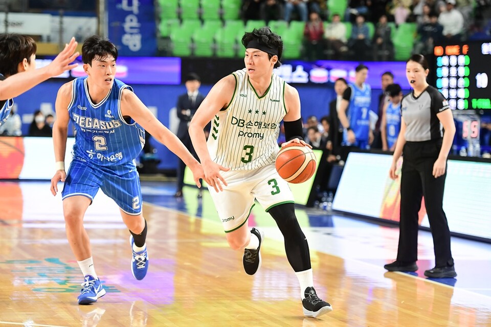 가스공사 신승민(왼쪽)과 DB 이정현이 경합하고 있다. /KBL 제공