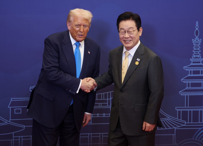 이재명 대통령이 29일 경북 경주 힐튼호텔 그랜드볼룸에서 열린 대통령 주최 정상 특별만찬에 앞서 도널드 트럼프 미국 대통령을 영접하고 있다. /연합뉴스