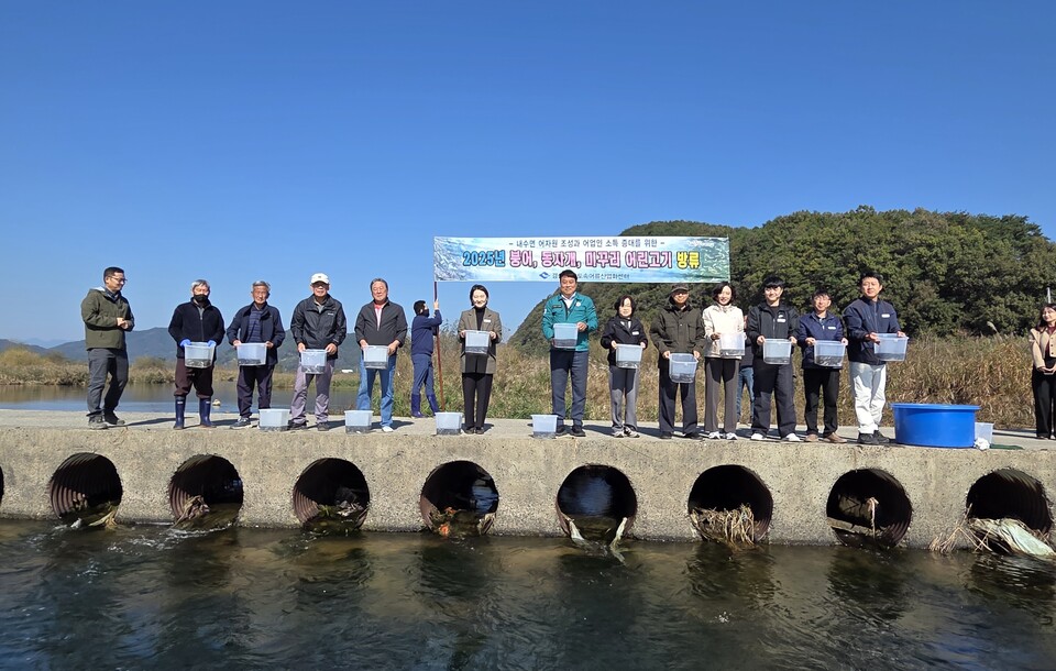 고령군 내수면 어자원 회복을 위한 토속어류 방류. 사진=고령군