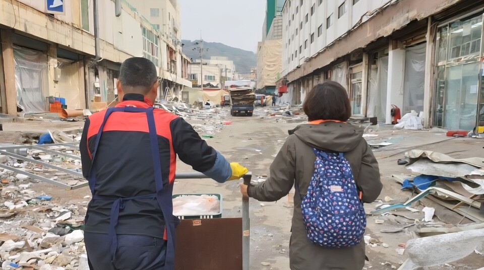 전문가들은 이번 사안을 단순히 불법영업 단속 차원으로 볼 것이 아니라, 상인 공동체의 자율적 합의 구조가 무너진 사례로 접근해야 한다고 지적한다. 화서시장 상인회 역시 “합의로 형성된 상권은 합의로 유지돼야 한다”며 “단속보다 신뢰 회복이 우선돼야 한다”고 강조했다./한 상인회 관계자는 “오랫동안 장사해온 노점상들이 갑자기 불법으로 규정되는 상황에 상인들 간 감정의 골이 깊어졌다”며 “행정이 개입하기 이전에 상인들 간 자율 조정이 우선돼야 한다”고 말했다. 2019년 시장 현대화사업 당시 사진./ 제보자 제공