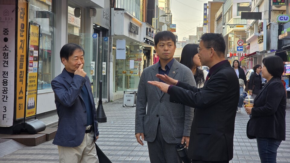 출범식 이후 유영일 위원장과 백현종 대표의원을 비롯한 참석자들은 안양1번가와 중앙시장 일대를 직접 찾아 노후 상권과 공실 점포 현황을 점검했다./ 김두일 기자