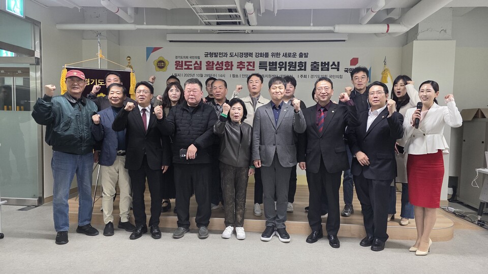 유영일 위원장은 “도시재생은 행정만으로 이룰 수 없다. 주민과 청년, 상인이 함께 숨 쉬는 도시를 만들어야 진짜 활성화가 된다”며 “위원회 차원에서 청년창업, 예술거리 조성, 공공 리모델링 사업을 연계해 안양의 원도심에 다시 생기를 불어넣겠다”고 강조했다./ 김두일 기자