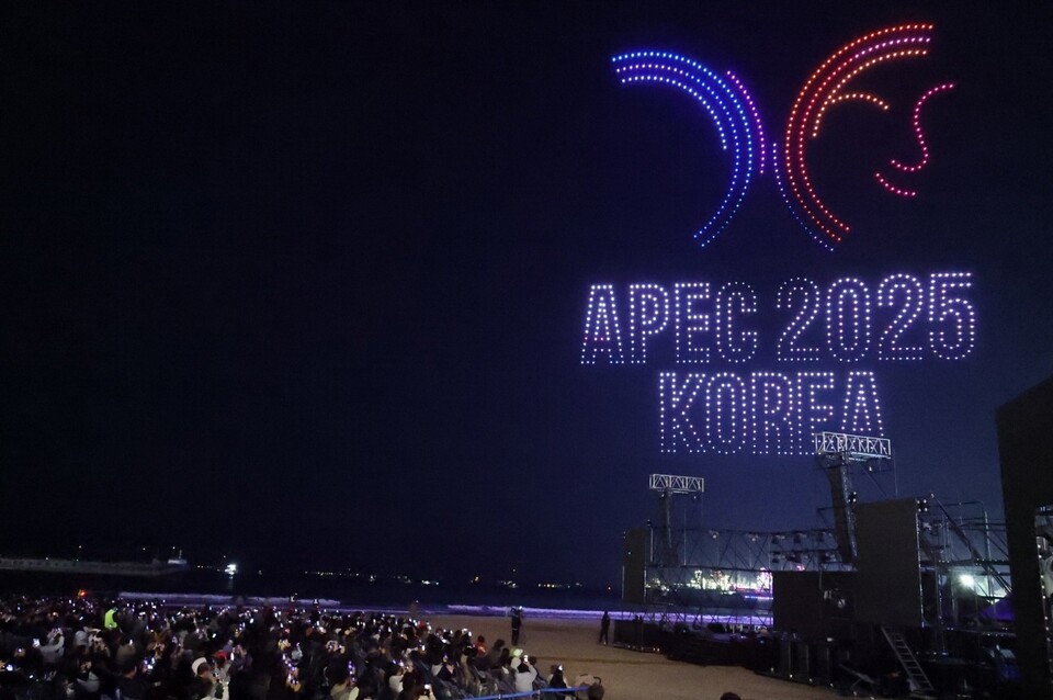 포항 영일대 밤하늘 수놓은 ‘APEC 성공 기원 불꽃&드론쇼’ .  사진=포항시