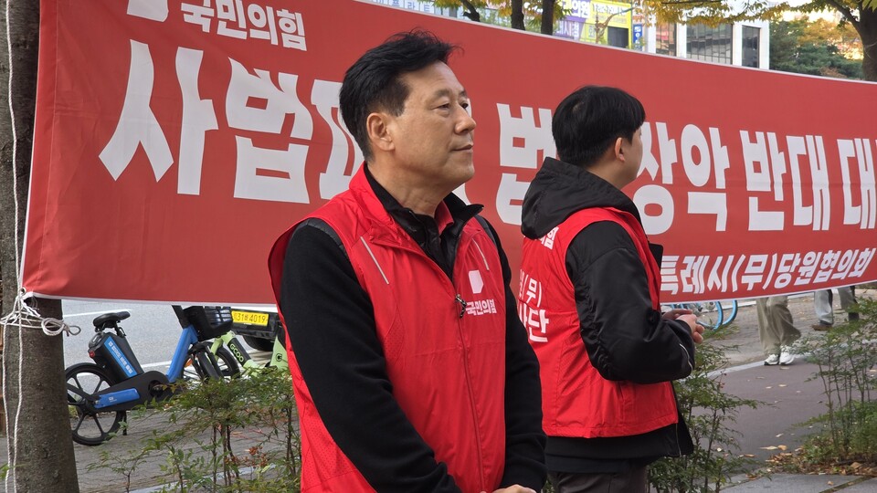 박재순 위원장은 “비 오는 날에도, 명절에도 시민들이 발걸음을 멈추지 않았다”며 “그만큼 법원 독립과 사법 정의에 대한 국민적 열망이 크다는 것을 절실히 느꼈다”고 말했다./ 김두일 기자