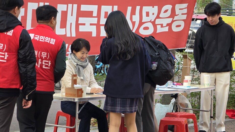 국민의힘 수원무 당협 관계자는 “서명운동에 참여한 시민 중 상당수가 정치 성향과 무관하게 ‘법치는 지켜야 한다’는 한 목소리를 냈다”며 “법치주의는 이념의 문제가 아니라 국민의 삶을 지탱하는 최소한의 질서”라고 말했다./ 김두일 기자