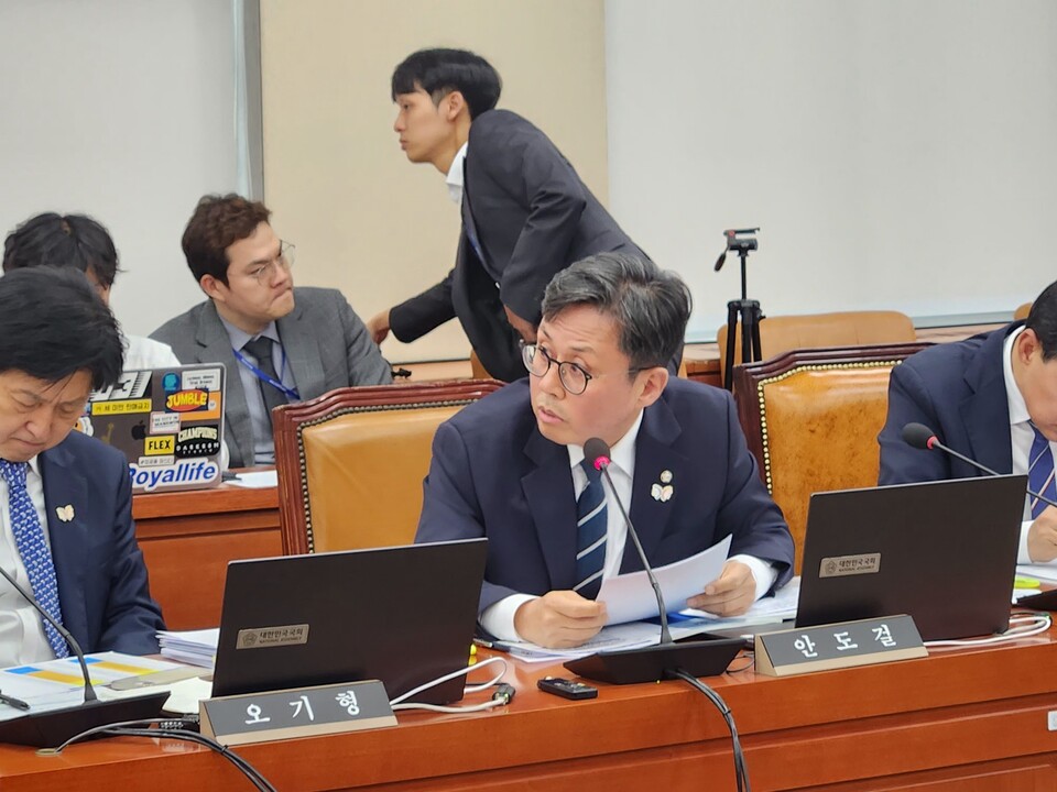 국회 기획재정위원회 안도걸 더불어민주당 의원이 30일 기획재정부 종합감사에서 질의하고 있다. /안도걸 의원실