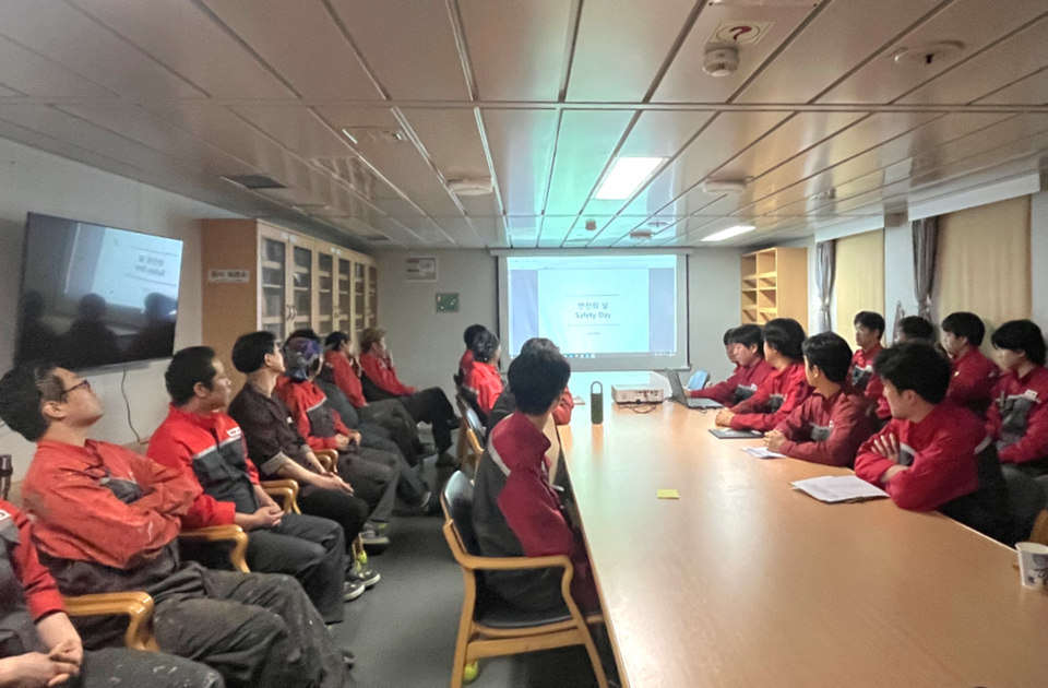 대한해운이 운영하는 전용 벌크선 ‘케이 무궁화’호 선원들이 지난 27일 선내 회의실에서 진행된 ‘안전의 날’ 프로그램에 참여해 한랭기온 작업 안전을 주제로 한 교육을 받고 있다./SM그룹