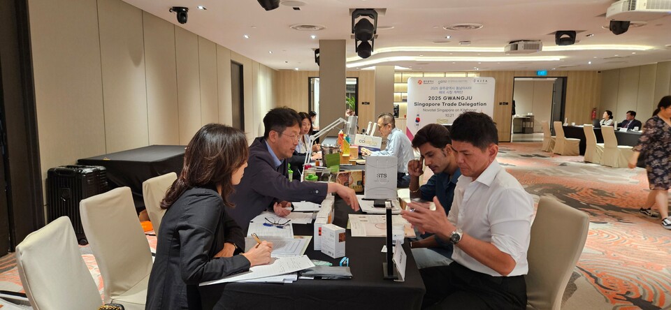 광주광역시는 지난 19일 싱가포르와 말레이시아에 파견한 ‘동남아 해외시장개척단’이 수출상담회를 열어 수출상담 119건·1618만달러, 양해각서(MOU) 8건·460만달러, 수출계약 1건·50만달러 등의 성과를 거뒀다고 30일 밝혔다./사진=광주광역시