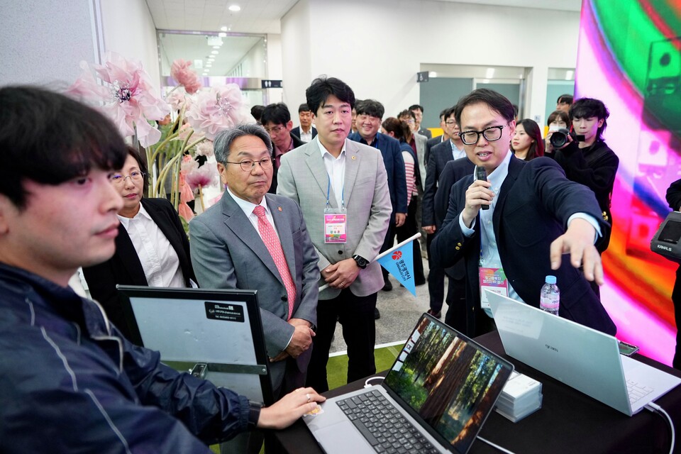 강기정 광주광역시장이 30일 북구 스테이지(빛고을 창업스테이션)에서 열린 '2025 광주창업페스티벌'에 참석해 내빈들과 전시장을 둘러보고 있다./사진=광주광역시