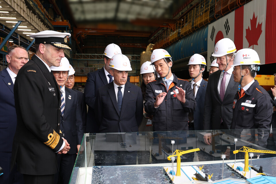 김동관 한화그룹 부회장(앞줄 왼쪽 세 번째)이 마크 카니 캐나다 총리(앞줄 왼쪽 두 번째)에게 캐나다 현지에 설치하고자 하는 잠수함 유지보수 시설·설비에 대해 설명하고 있다./한화