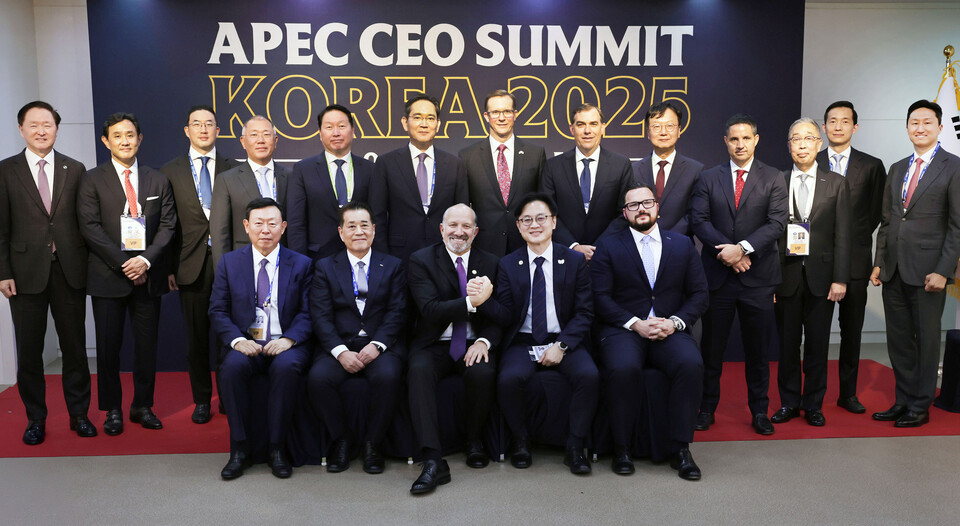 김정관 산업통상부 장관이 지난 29일 경북 경주시 예술의 전당에서 하워드 러트닉 미국 상무부 장관과 이재용 삼성전자 회장, 정의선 현대자동차그룹 회장, 최태원 SK 회장 등 국내 주요기업 CEO가 참석한 가운데 열린 'APEC CEO 서밋'에 참석, 기념 촬영하고 있다. 사진=연합뉴스