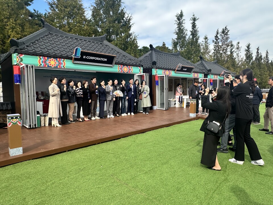 전통문화 체험중인 외국인 손님들. / 고예인 기자 