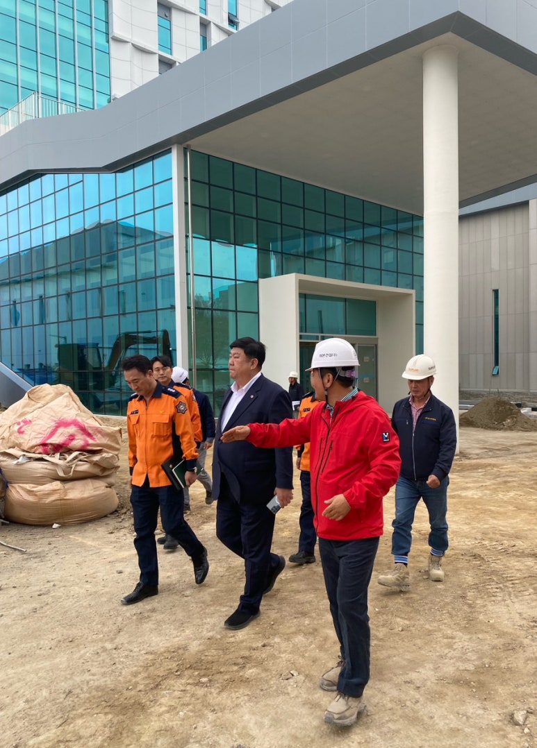 부산시의회 전원석 의원(민주당, 사하2)은 30일 반얀트리 화재사고 재발 방지를 위해 현장 안전실태 점검을 직접하고 있는 모습. 사진=부산시의회