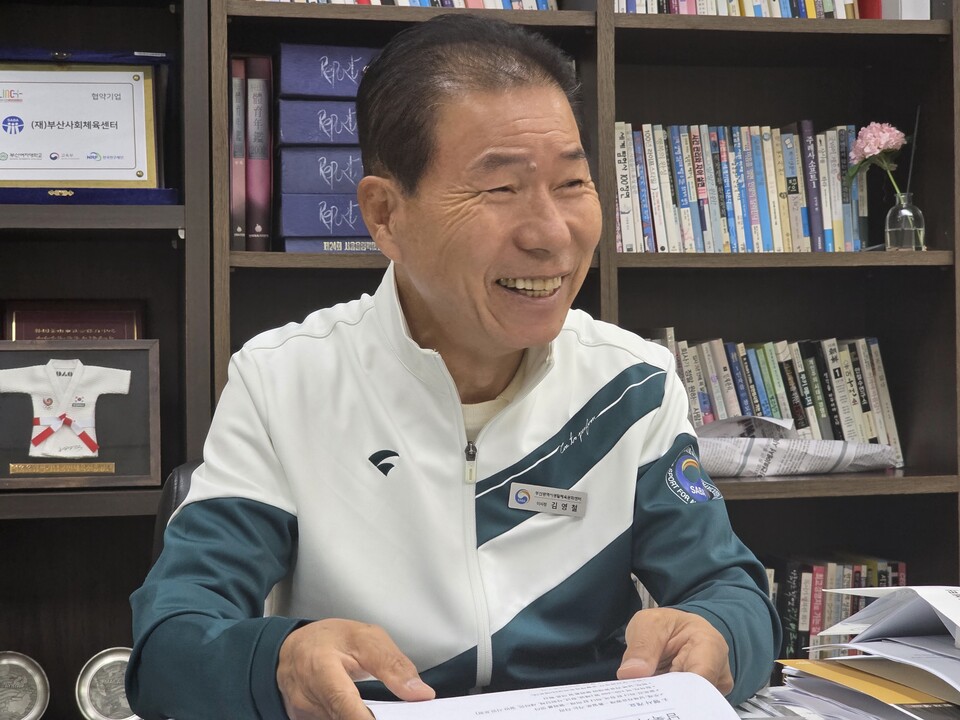 김영철 부산시생활체육문화센터(舊부산시 이사장이 본지 기자와 인터뷰하고 있다. 사진=이승렬 기자