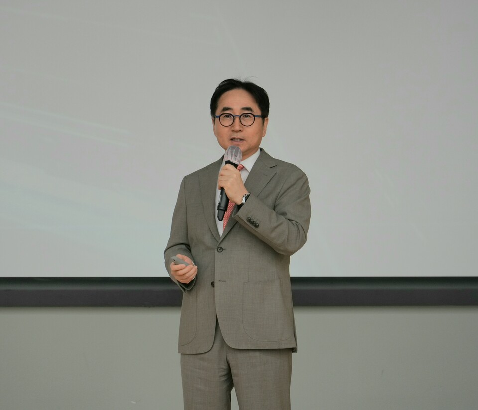 삼성전기 장덕현 대표가 창립 52주년 기념식을 맞아 기념사를 하고 있다./삼성전기 