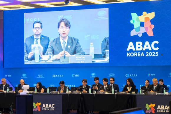 이규호 코오롱그룹 부회장이 27일 부산에서 열린 2025 APEC 기업인자문위원회(ABAC) 제4차 회의에서 바이오헬스케어 워킹그룹(BHWG) 의장으로 회의를 주재하고 있다./코오롱