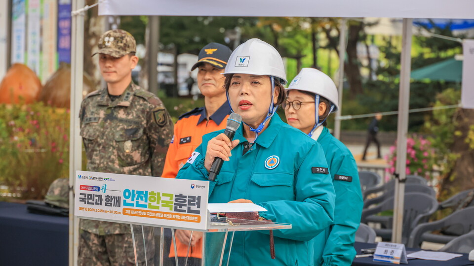 신계용 과천시장은 “이번 훈련은 과천시가 경험하지 못한 대형 복합 재난을 가정해 실질적인 대응 능력을 높인 의미 있는 시간이었다”며 “관계기관과의 협력을 강화해 시민의 생명과 안전을 지키는 데 최선을 다하겠다”고 말했다./ 과천시 제공