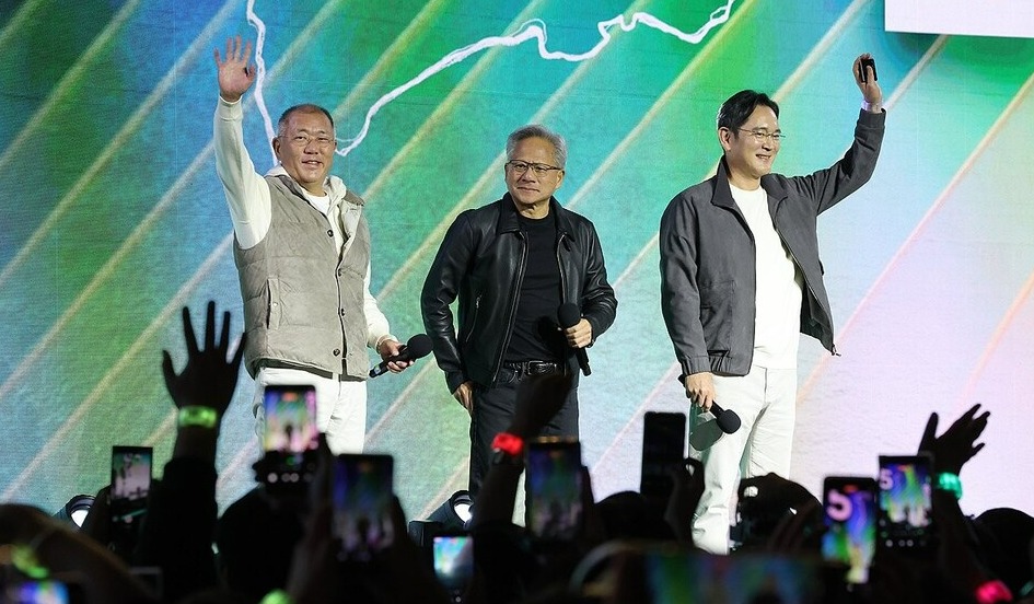 젠슨 황 엔비디아 최고경영자와 이재용 삼성전자 회장, 정의선 현대차그룹 회장이 30일 서울 코엑스에서 열린 엔비디아의 그래픽카드(GPU) '지포스' 출시 25주년 행사에서 단상에 올라 인사를 하고 있다./연합뉴스