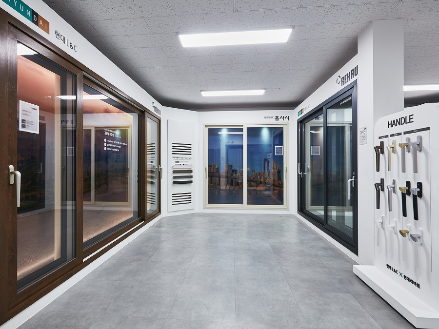 현대L&C의 그린리모델링 전략은 고효율 기술력을 바탕으로 공공 부문 우수 사례를 확보하고 지속가능한 소재 및 디지털 기술을 결합하는 데 집중돼 있다./현대L&C