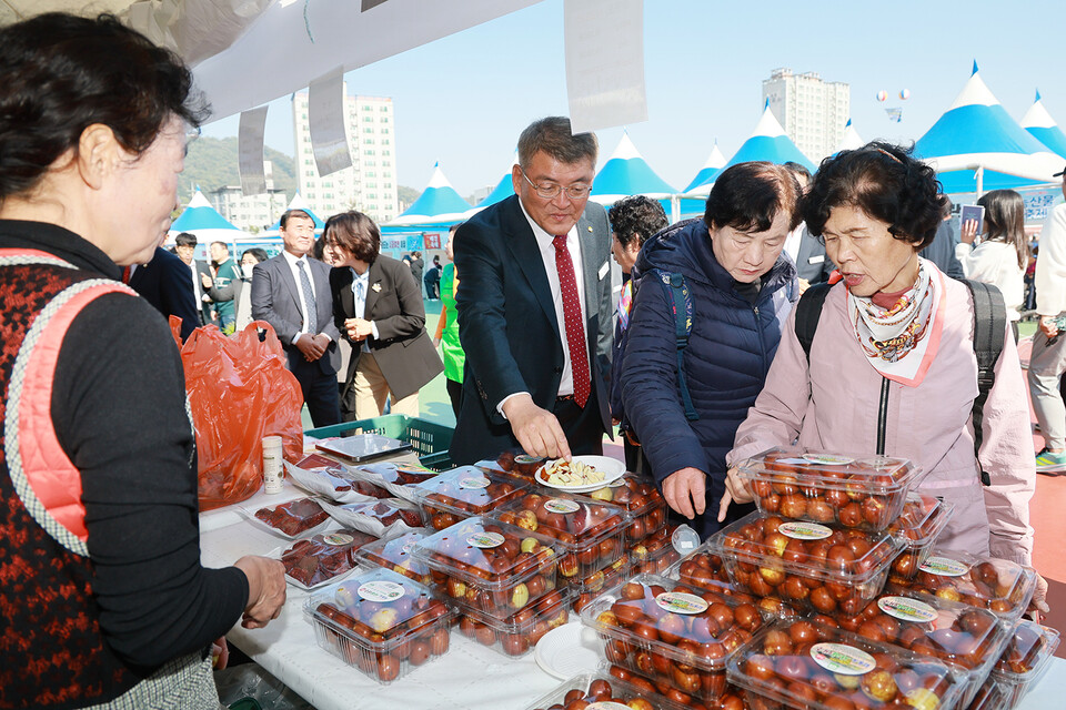 예천군,2025 농산물축제 농산물 판매 시식 .사진=예천군 제공