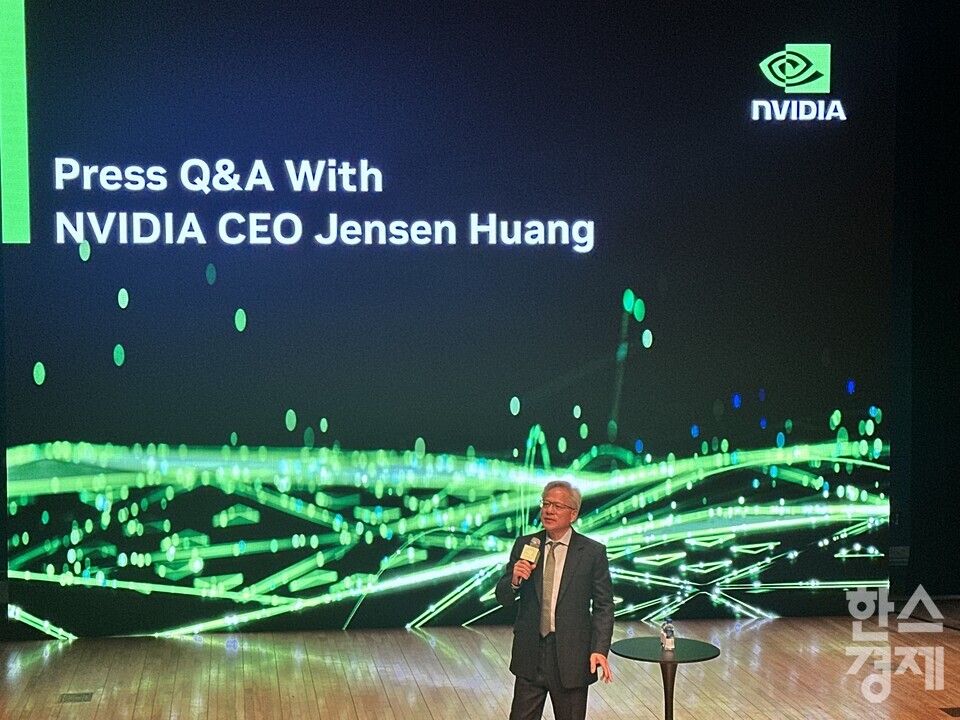 젠슨 황 엔비디아 최고경영자(CEO)가 APEC(아시아태평양경제협력체) 정상회의가 열리는 원화홀에서 기자간담회를 갖고 있다. / 고예인 기자 