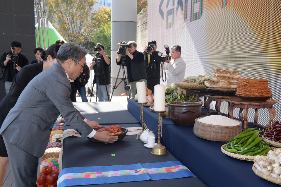 강기정 광주광역시장이 31일 오전 시청 야외음악당에서 열린 제32회 광주김치축제 개막식에 참석해 광주김치 진찬을 하고 있다. /사진=광주광역시