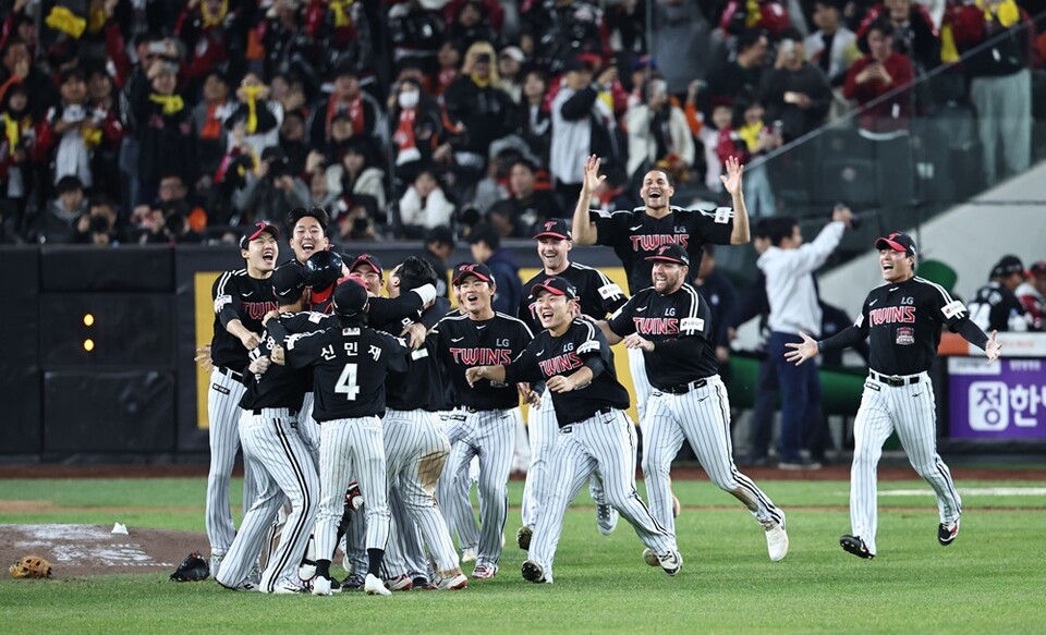 LG 선수단이 통합 우승 직후 그라운드로 모여 기뻐하고 있다. /연합뉴스