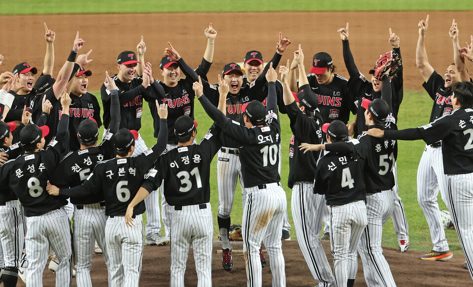  31일 대전 한화생명볼파크에서 열린 2025 신한 SOL뱅크 KBO 한국시리즈 5차전에서 한화 이글스를 4-1로 제압, 시리즈 전적 4승 1패로 우승을 확정한 LG 트윈스. /LG 제공