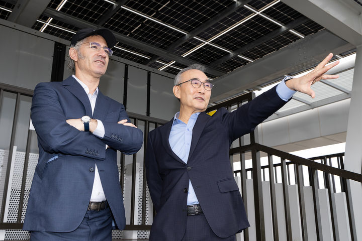 KT 김영섭 대표(오른쪽)와 팔란티어 알렉스 카프 CEO가 한국에서의 첫 CEO 회동을 진행하고 기념 사진을 촬영하고 있다./KT