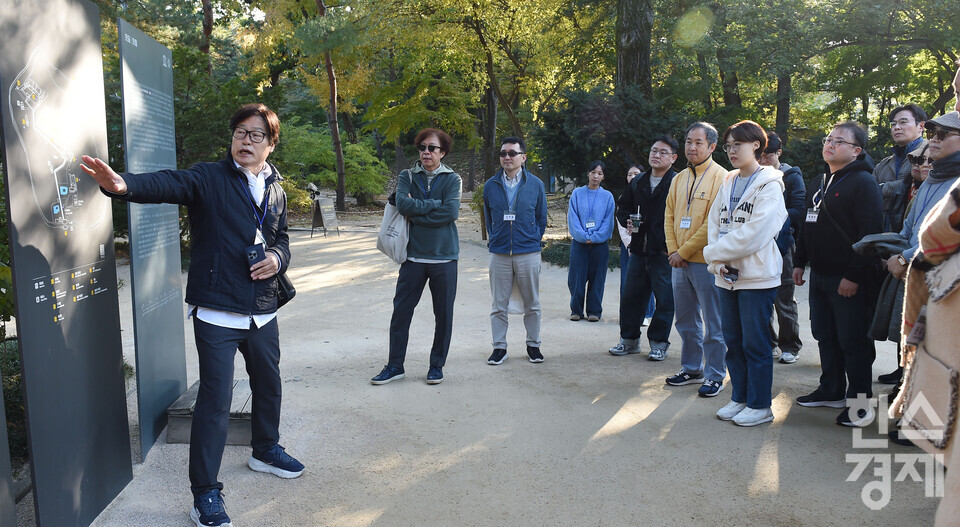 서울대학교 환경대학원 지속가능 ESG 전문가 과정 제6기 펠로우들이 1일 서울 종로구 종묘에서 서울시립대 이강근 명예교수의 해설을 듣고 있다./ 이호형 기자 leemario@sporbiz.co.kr 2025.11.01