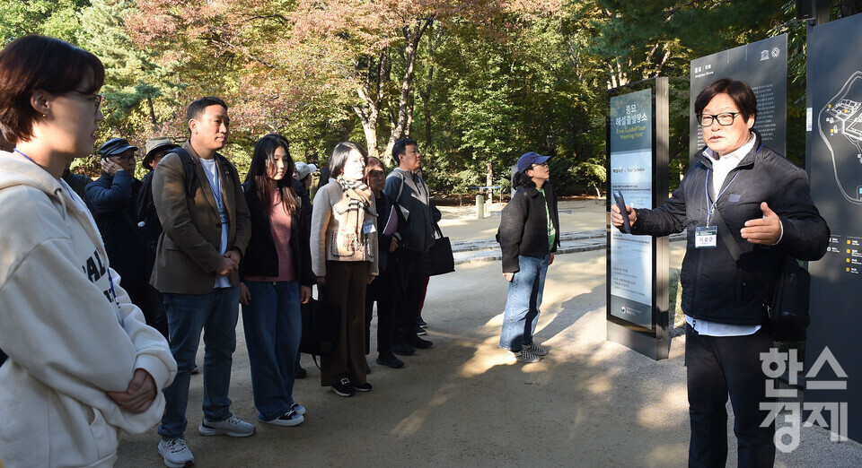 서울대 환경대학원 지속가능 ESG 전문가 과정 제6기 펠로우들이 1일 서울 종로구 종묘에서 서울시립대 이강근 명예교수의 해설을 듣고 있다./ 이호형 기자 leemario@sporbiz.co.kr 2025.11.01