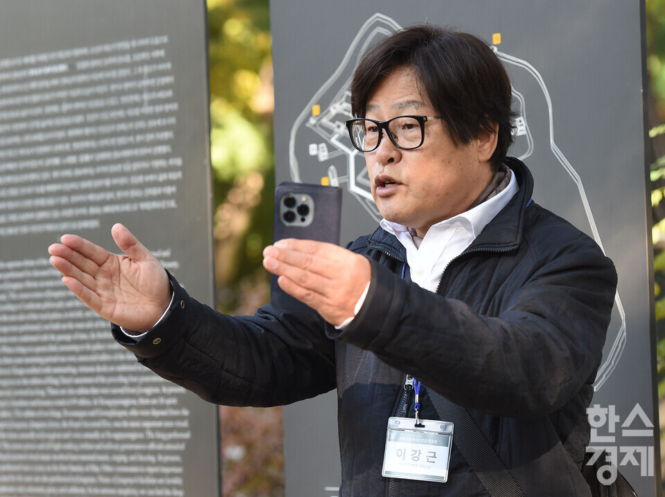 서울시립대 이강근 명예교수가 1일 서울 종로구 종묘에서 서울대학교 환경대학원 지속가능 ESG 전문가 과정 제6기 펠로우들에게 해설을 하고 있다./ 이호형 기자 leemario@sporbiz.co.kr 2025.11.01