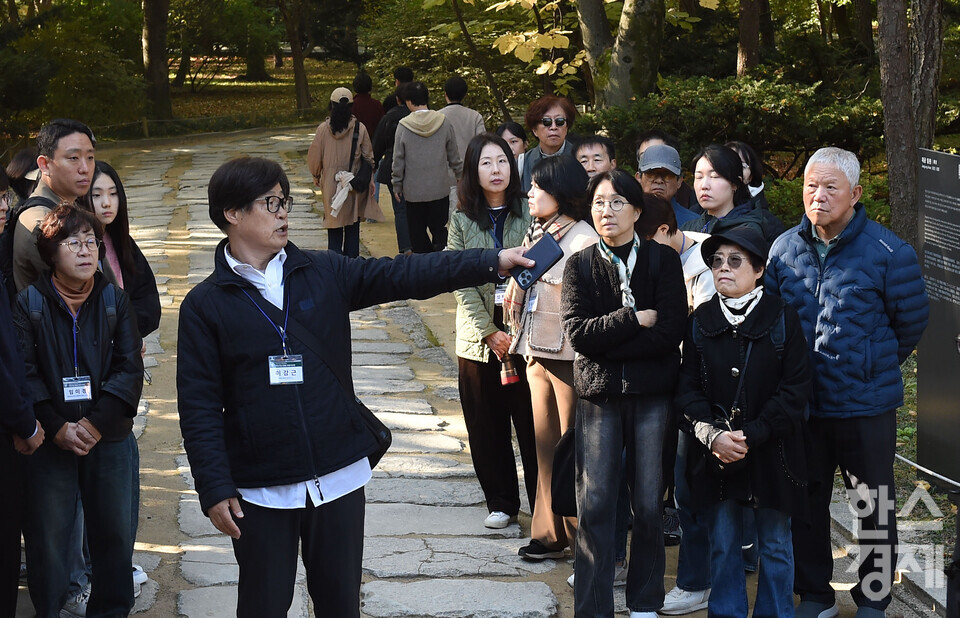 서울대 환경대학원 지속가능 ESG 전문가 과정 제6기 펠로우들이 1일 서울 종로구 종묘에서 서울시립대 이강근 명예교수의 재궁 설명을 듣고 있다./ 이호형 기자 leemario@sporbiz.co.kr 2025.11.01