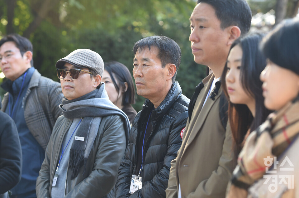 정순표 한국뉴미디어그룹 회장(가운데)과 서울대 환경대학원 지속가능 ESG 전문가 과정 제6기 펠로우들이 1일 서울 종로구 종묘에서 서울시립대 이강근 명예교수의 해설을 듣고 있다./ 이호형 기자 leemario@sporbiz.co.kr 2025.11.01