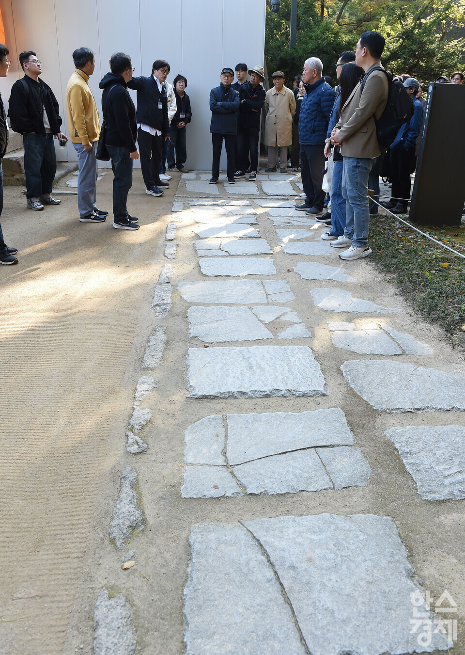 서울대 환경대학원 지속가능 ESG 전문가 과정 제6기 펠로우들이 1일 서울 종로구 종묘에서 서울시립대 이강근 명예교수의 재궁 설명을 듣고 있다./ 이호형 기자 leemario@sporbiz.co.kr 2025.11.01