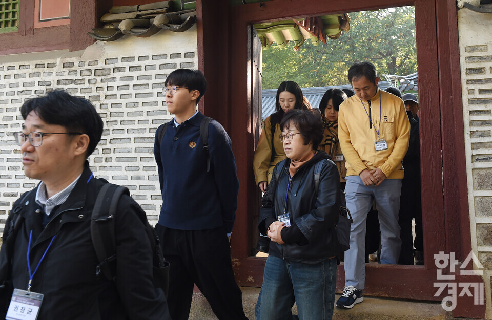 서울대 환경대학원 지속가능 ESG 전문가 과정 제6기 펠로우들이 1일 서울 종로구 종묘 재궁을 둘러보고 나서고 있다./ 이호형 기자 leemario@sporbiz.co.kr 2025.11.01