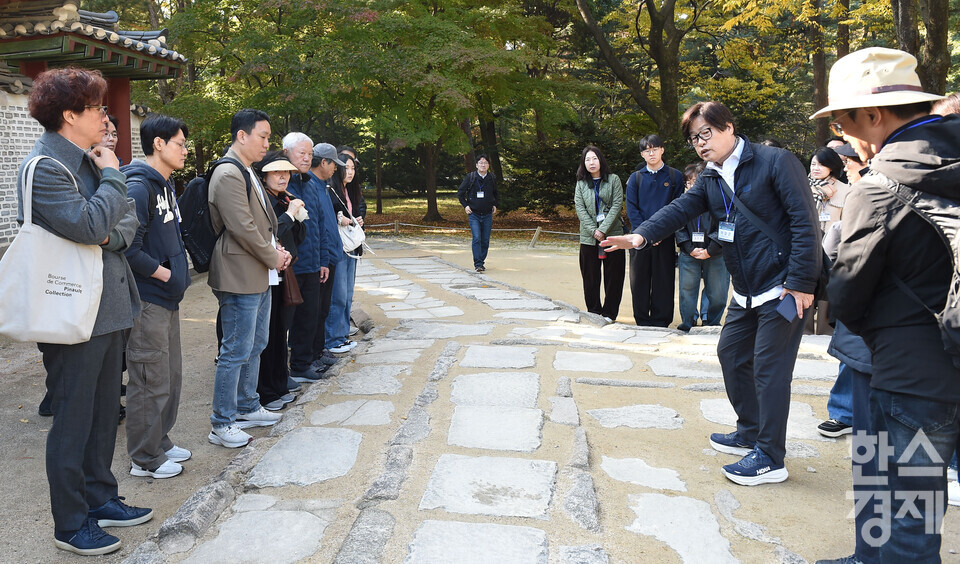 서울시립대 이강근 명예교수가  1일 서울 종로구 종묘에서 서울대 환경대학원 지속가능 ESG 전문가 과정 제6기 펠로우들에게 종묘 정전 길을 설명하고 있다./ 이호형 기자 leemario@sporbiz.co.kr 2025.11.01