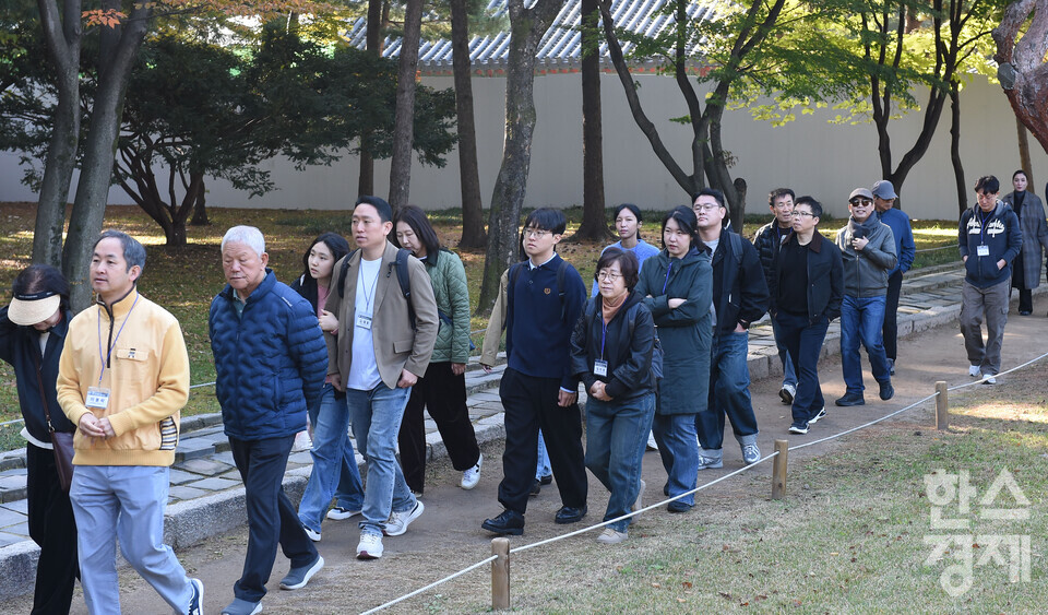 서울대 환경대학원 지속가능 ESG 전문가 과정 제6기 펠로우들이 1일 서울 종로구 종묘 재궁을 나와 종묘 정전으로 이동하고 있다./ 이호형 기자 leemario@sporbiz.co.kr 2025.11.01