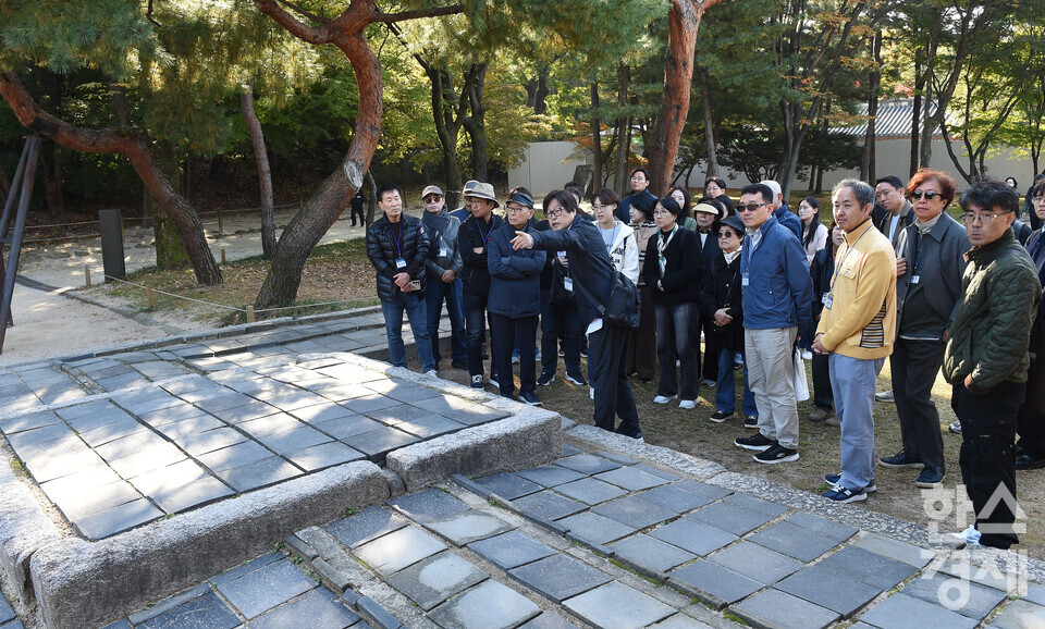 서울시립대 이강근 명예교수가 1일 서울 종로구 종묘에서 서울대 환경대학원 지속가능 ESG 전문가 과정 제6기 펠로우들에게 종묘 정전 입장에 앞서  절차를 설명하고 있다./ 이호형 기자 leemario@sporbiz.co.kr 2025.11.01
