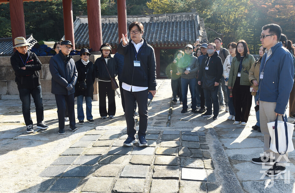 서울시립대 이강근 명예교수가 1일 서울 종로구 종묘에서 서울대 환경대학원 지속가능 ESG 전문가 과정 제6기 펠로우들에게 종묘 정전 입장에 앞서  절차를 설명하고 있다./ 이호형 기자 leemario@sporbiz.co.kr 2025.11.01