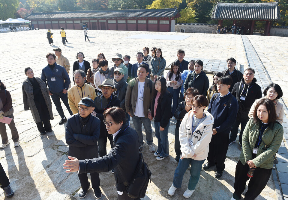 서울시립대 이강근 명예교수가 1일 서울 종로구 종묘에서 서울대 환경대학원 지속가능 ESG 전문가 과정 제6기 펠로우들에게 종묘 정전에 대해 설명하고 있다./ 이호형 기자 leemario@sporbiz.co.kr 2025.11.01