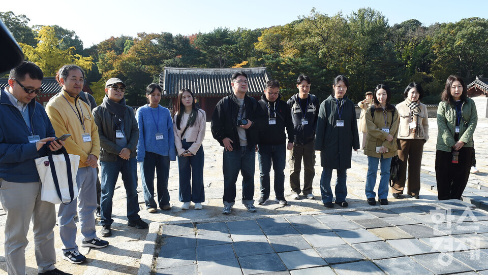 서울대 환경대학원 지속가능 ESG 전문가 과정 제6기 펠로우들이 1일 서울 종로구 종묘 정전 앞에서 서울시립대 이강근 명예교수의 해설을 듣고 있다./ 이호형 기자 leemario@sporbiz.co.kr 2025.11.01