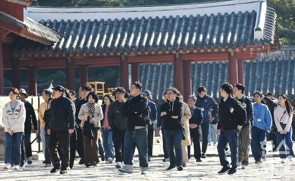 서울대 환경대학원 지속가능 ESG 전문가 과정 제6기 펠로우들이 1일 서울 종로구 종묘 정전을 바라보며 영녕전으로 이동하고 있다./ 이호형 기자 leemario@sporbiz.co.kr 2025.11.01