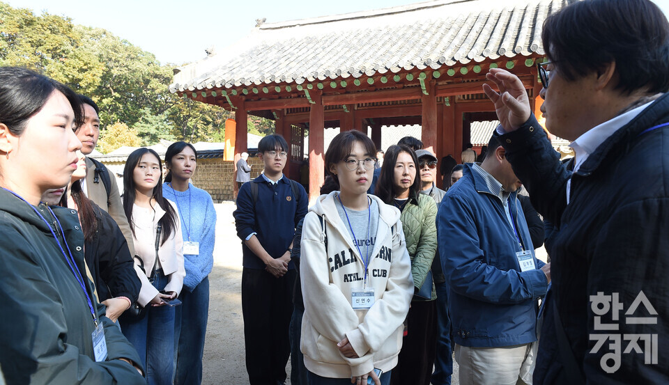 서울대 환경대학원 지속가능 ESG 전문가 과정 제6기 펠로우들이 1일 서울 종로구 종묘 영녕전 앞에서 서울시립대 이강근 명예교수의 설명을 듣고 있다./ 이호형 기자 leemario@sporbiz.co.kr 2025.11.01