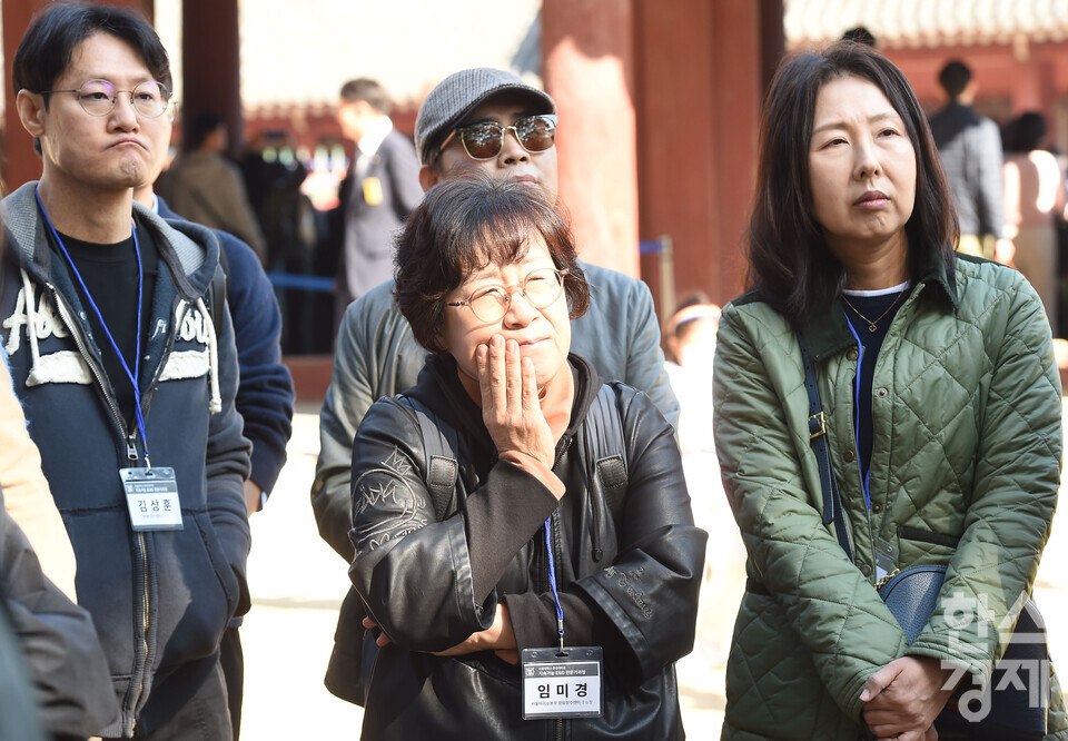 서울대 환경대학원 지속가능 ESG 전문가 과정 제6기 펠로우들이 1일 서울 종로구 종묘 영녕전 앞에서 서울시립대 이강근 명예교수의 설명을 듣고 있다./ 이호형 기자 leemario@sporbiz.co.kr 2025.11.01
