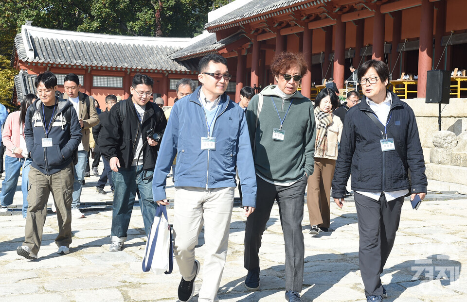 서울대 환경대학원 조경진 주임교수와 김부열 부교수, 이강근 명예교수가 1일 서울 종로구 종묘 정전을 지나 북신문으로 이동하고 있다./ 이호형 기자 leemario@sporbiz.co.kr 2025.11.01