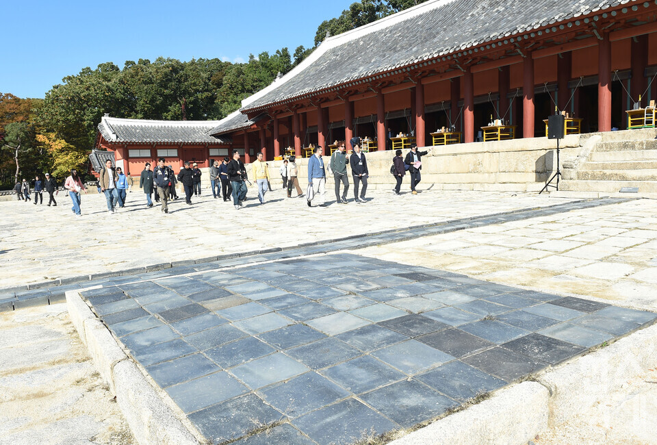 서울대 환경대학원 지속가능 ESG 전문가 과정 제6기 펠로우들이 1일 서울 종로구 종묘 정전 앞을 지나고 있다./ 이호형 기자 leemario@sporbiz.co.kr 2025.11.01