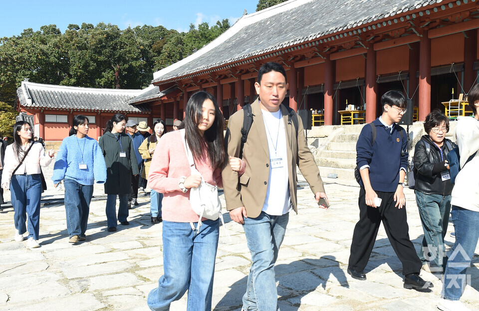 서울대 환경대학원 지속가능 ESG 전문가 과정 제6기 펠로우들이 1일 서울 종로구 종묘 정전 앞을 지나고 있다./ 이호형 기자 leemario@sporbiz.co.kr 2025.11.01